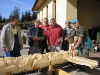 kamarádi řezbáři  udělali mi totem k 60.narozeniná