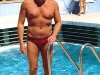 chvíle volna u bazénu na palubě