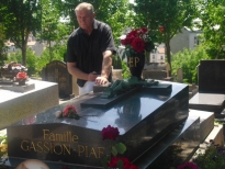 na hrobě Edith Piaf